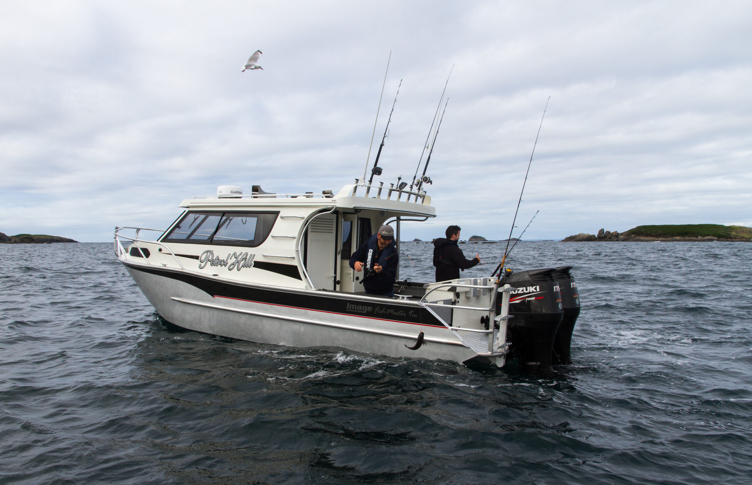 Image Boats NZ Fishmaster 9m with men fishing on it